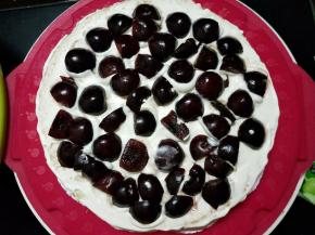 蛋糕一分为二，中间夹层先抹一层薄薄的奶油，再铺上切成小块的水果。