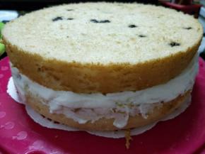 再抹一层奶油将另一片盖上。