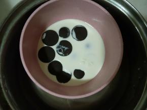 50克淡奶油和50克黑巧克力隔40度热水融化。