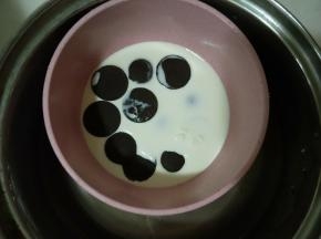 50克淡奶油和50克黑巧克力隔40度热水融化。