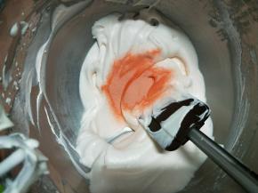 淡奶油打至六分发加果味粉进行调色，继续打至裱花状态，装入裱花袋裱花。