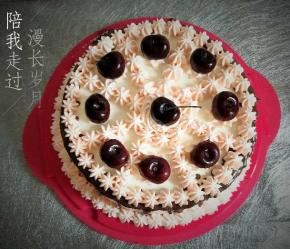 裱花，最后铺上水果即可。