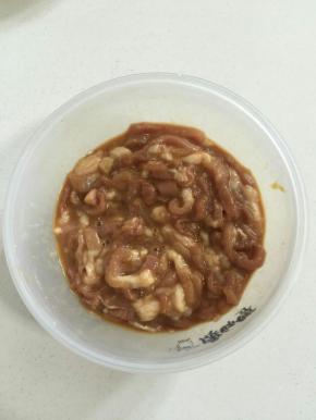 里脊肉洗净切成丝，加入料酒，蛋清，玉米淀粉，香油，酱油搅拌均匀腌制10分钟左右。
