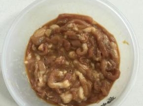 里脊肉洗净切成丝，加入料酒，蛋清，玉米淀粉，香油，酱油搅拌均匀腌制10分钟左右。
