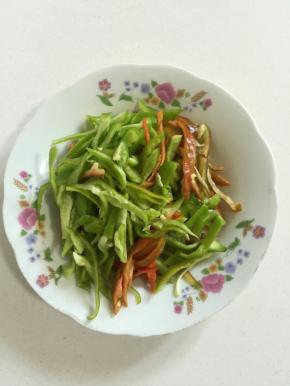 青椒去蒂去籽清洗干净后切成丝备用！

