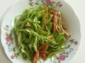 青椒去蒂去籽清洗干净后切成丝备用！

