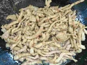 锅烧热倒入适量的油，放入腌制好的肉丝快速翻炒均匀至肉丝变色。
