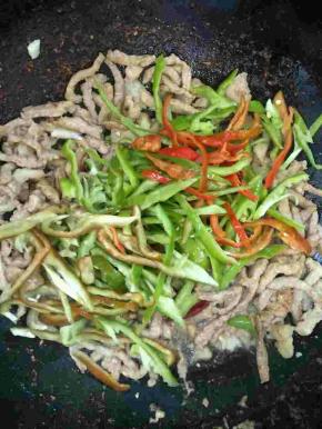 放入切好的青椒丝翻炒均匀！
