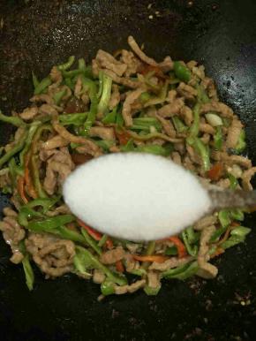 加入一勺盐翻炒均匀。