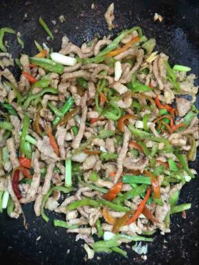 起锅前加入适量的葱段和鸡精调味即可！

