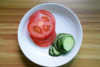 青瓜切片；番茄切片