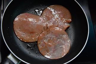 将火腿片稍煎一下