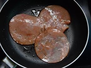 将火腿片稍煎一下