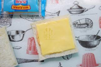 面包片切去边缘，放上一片芝士片