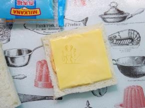 面包片切去边缘，放上一片芝士片