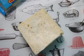 盖上一片面包，再重复一次，青瓜片换成番茄片，稍压实