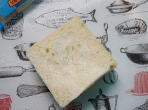 盖上一片面包，再重复一次，青瓜片换成番茄片，稍压实