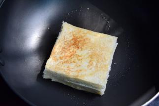 锅中热点黄油，放入三明治略煎两面就可以了