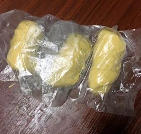 卷起来，盖上保鲜膜第二次静止15分钟