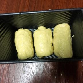 静止后擀开，卷起来放入模具里