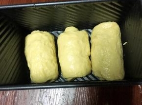 静止后擀开，卷起来放入模具里