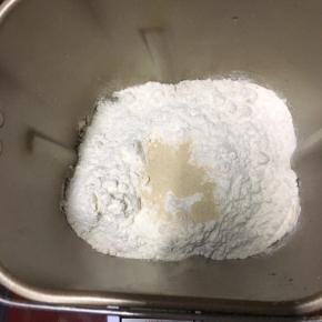 加入面粉和酵母