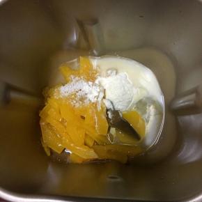 食材除黄油外放入面包机里