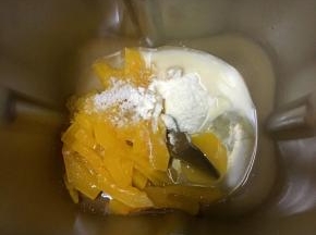 食材除黄油外放入面包机里