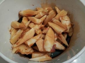 加入生抽腌制一晚