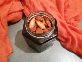 装入无水无油的罐子里，嫩嫩的，第二天我就吃了，有一点点辣，不喜欢的可以多腌制几天再吃，天热，就想来点下饭菜。