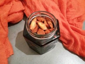 装入无水无油的罐子里，嫩嫩的，第二天我就吃了，有一点点辣，不喜欢的可以多腌制几天再吃，天热，就想来点下饭菜。