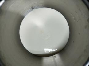 加糖打发淡奶油，100克淡奶油加7克左右糖，因为还要淋面，糖多了会很甜。抹面打至七分发即可，天气炎热，淡奶油要坐冰水打发。