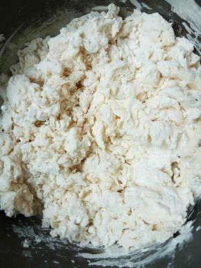 先把酵母用清水化开，倒入面粉中，用筷子拌成絮状，