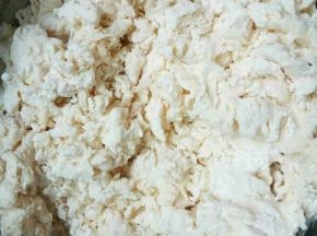 先把酵母用清水化开，倒入面粉中，用筷子拌成絮状，