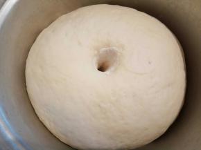 揉成团，盖保鲜膜发酵至2倍大，发酵好的面团，可以手指沾干粉试一下，不塌不陷，说明发酵的正好，