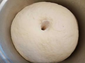 揉成团，盖保鲜膜发酵至2倍大，发酵好的面团，可以手指沾干粉试一下，不塌不陷，说明发酵的正好，