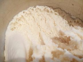 拉开面团，可以看见好多小孔，