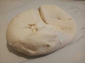 再给面团排气，