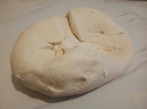 再给面团排气，