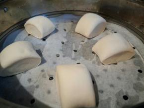 蒸笼放油纸，防粘，再次醒发20分钟，
