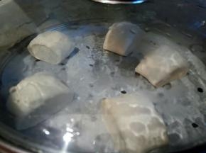 醒好的面团，夏天凉水上锅蒸，（冬天可以温水蒸）水开以后，蒸15或者20分钟就可以。