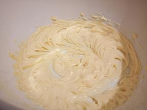 软化好的黄油加入糖粉，用电动打蛋器打发至蓬松，颜色变浅