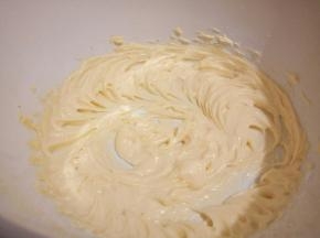 软化好的黄油加入糖粉，用电动打蛋器打发至蓬松，颜色变浅