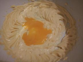 放入一个生蛋黄