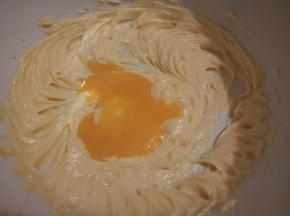 放入一个生蛋黄