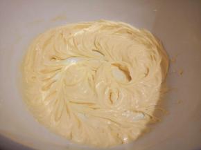 继续用打蛋器搅拌均匀