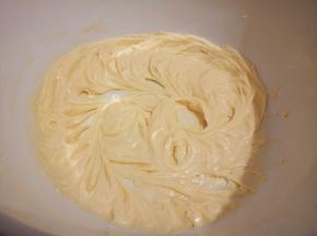 继续用打蛋器搅拌均匀