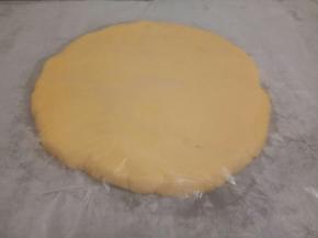 橡皮刮刀翻拌，揉成团，放在油纸上，面团上面再盖一张油纸，擀面杖擀成0.5厘米