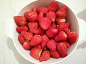 去掉草莓的蒂，