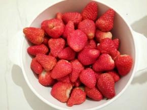 去掉草莓的蒂，